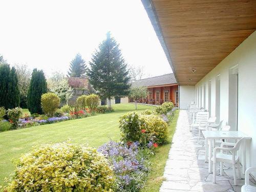 Logis - Hotel & Restaurant Les Trois Fontaines Marconne Exterior foto