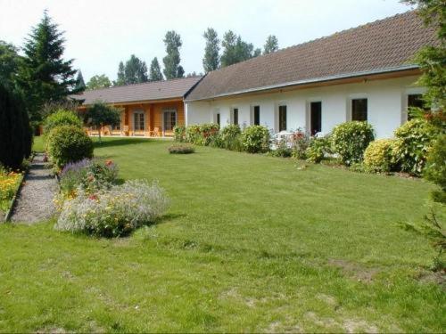 Logis - Hotel & Restaurant Les Trois Fontaines Marconne Exterior foto